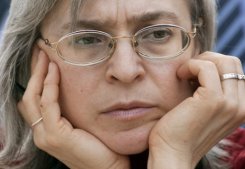Meurtre de Politkovskaĩa : deux suspects relâchés, doutes sur l'enquête